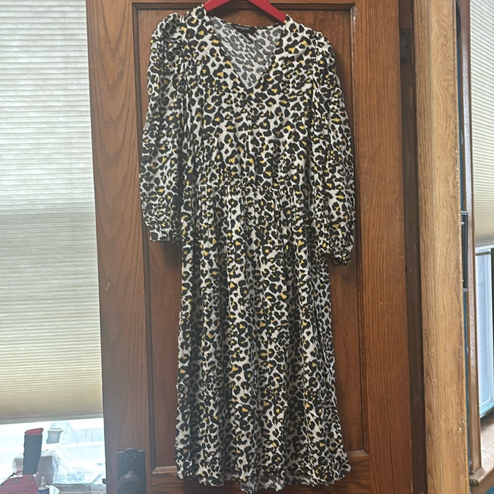 Banana Republic Women’s Leopard Print Midi Dress Size Medium with Puff Sleeves